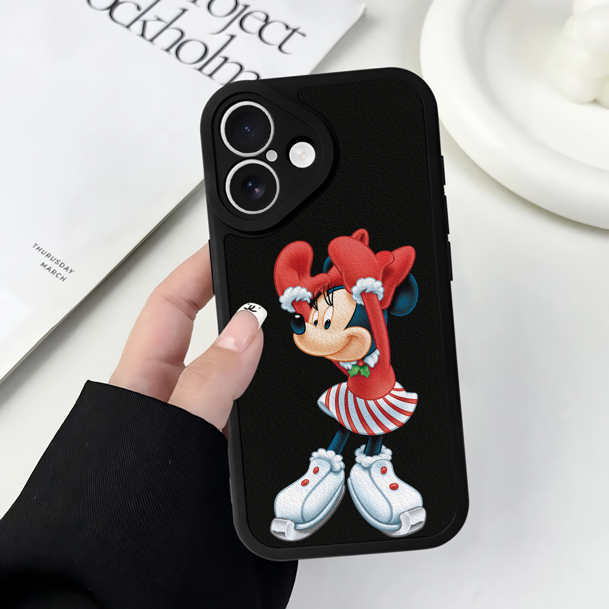 （画像用） ミッキーマウス Mickey Mouse 【iPhone 16シリーズ対応】シリコンスマホケース（レザー調） 材質：シリコン